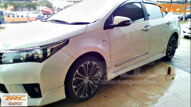 คิ้วข้างประตูแสตนเลส ALTIS 2014 มี 4 ชิ้น